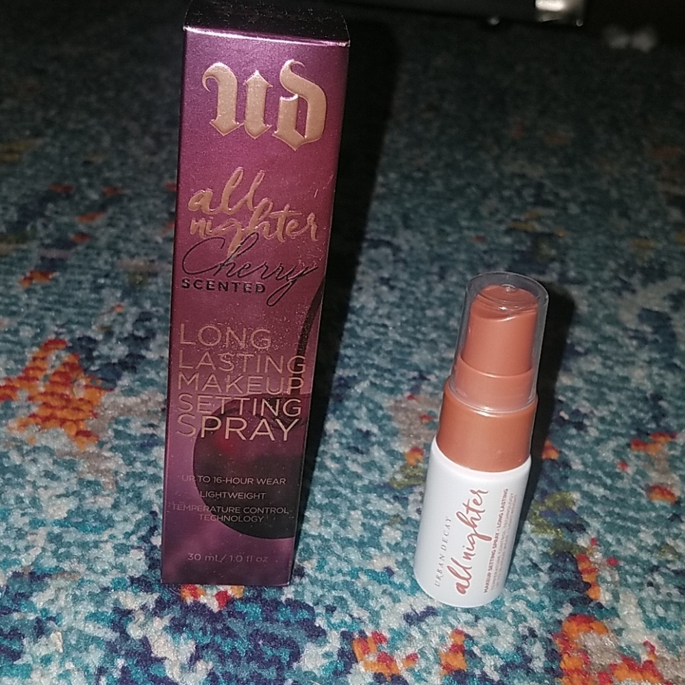 Urban Decay All Nighter Cherry setting spray